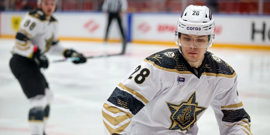 Отказавшийся от женатого на красавице-казашке хоккеиста клуб КХЛ продолжает укреплять линию обороны