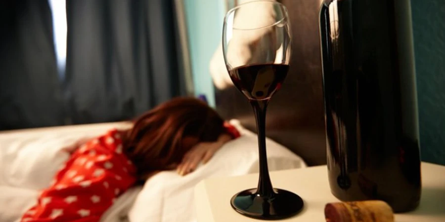 Почему бокал вина перед сном не полезная привычка?