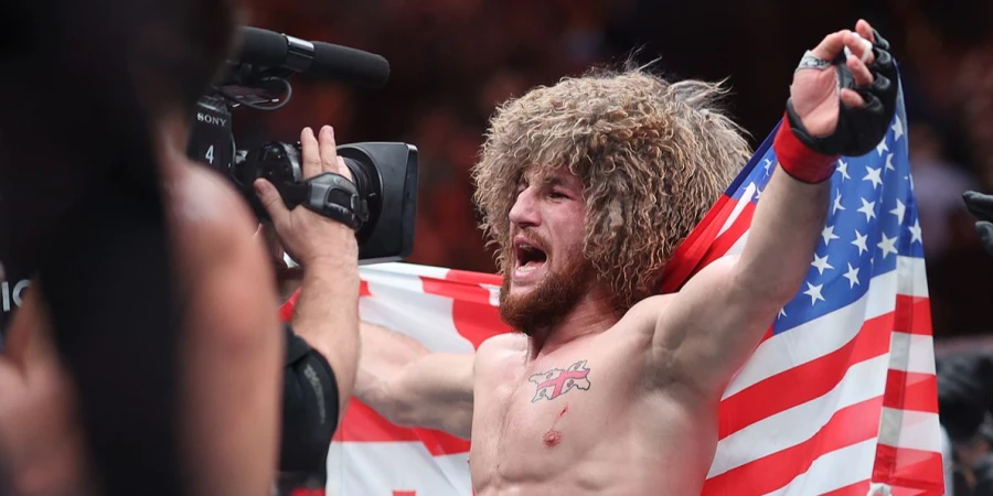 «И посмотрите, где я сейчас». Чемпион UFC показал архивное фото с изуродованным лицом после первого боя