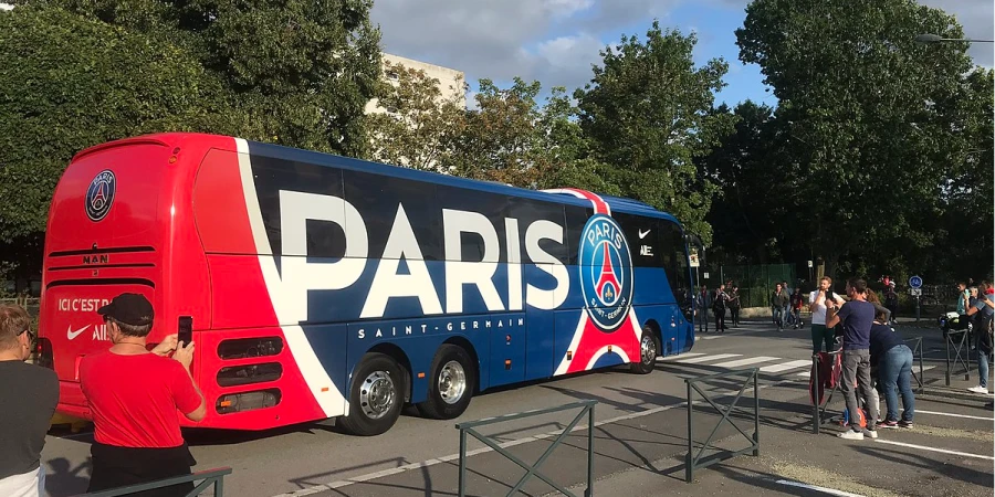 Автобус ПСЖ атаковали камнями в Испании после матча ЛЧ