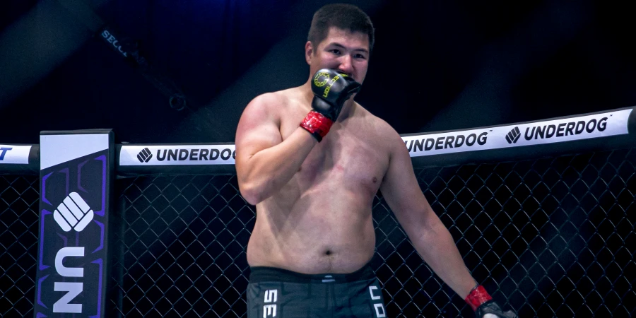 Тяжеловес из Казахстана отпраздновал трудовую победу в ММА