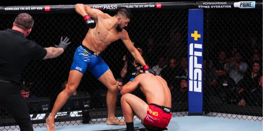 Бразилец Уокер отправил в нокаут звёздного китайца на UFC Fight Night 257