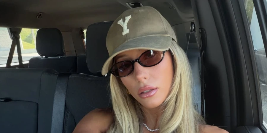 Аликс Эрл сразила фанатов пикантными снимками