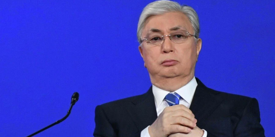 Касым-Жомарт Токаев вручил Государственный флаг участникам Олимпиады-2026