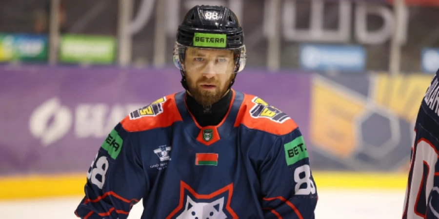 Казахстанский хоккеист забросил дебютную шайбу за «Металлург». ВИДЕО