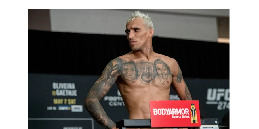 Топурия оказался тяжелее Оливейры перед титульным боем UFC