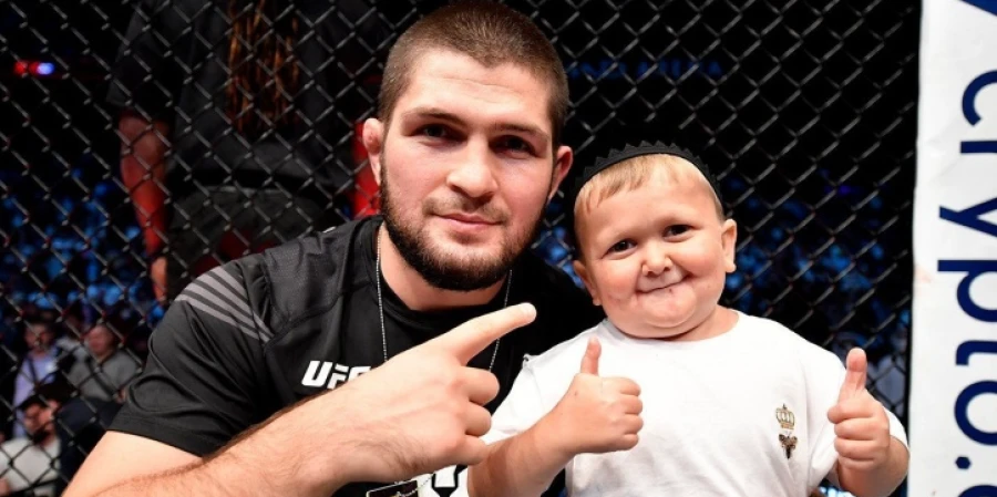 Хасбик подарил другу Махачева свитер за 650 тысяч тенге. Видео