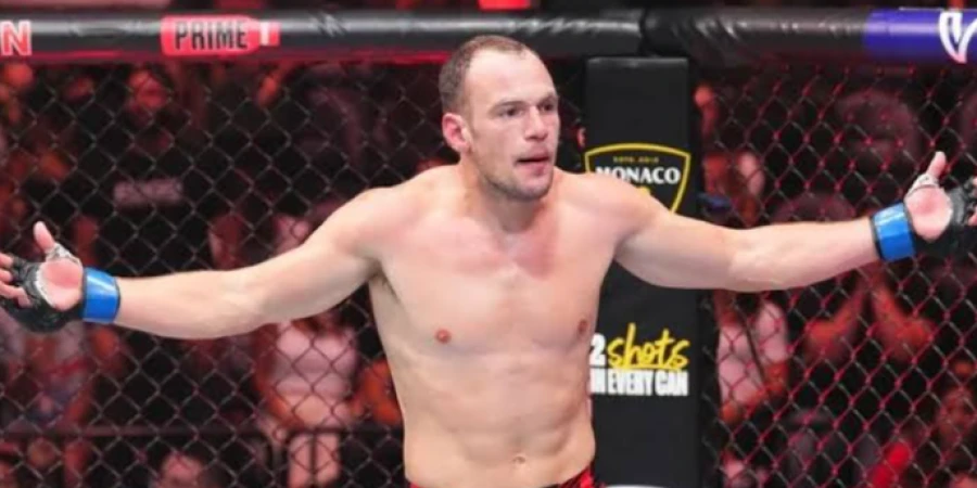 Главный поединок UFC завершился досрочно после жесткой серии ударов