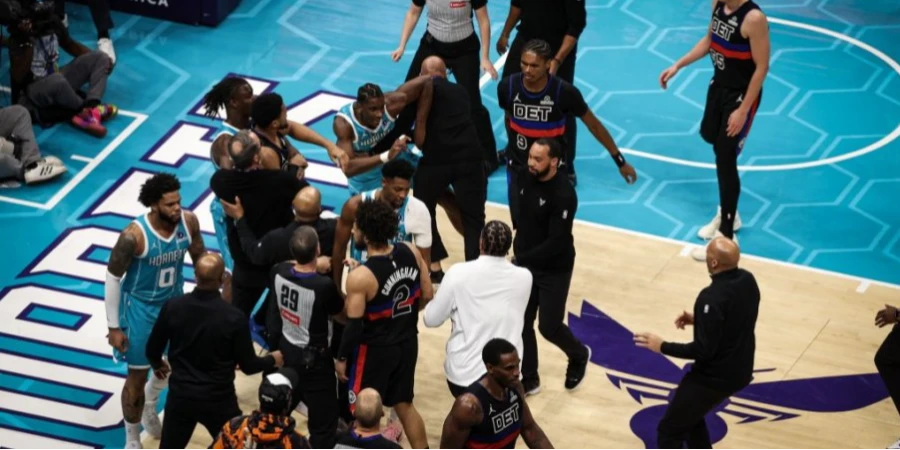 Массовая драка на площадке привела к удалению четырех игроков и тренера