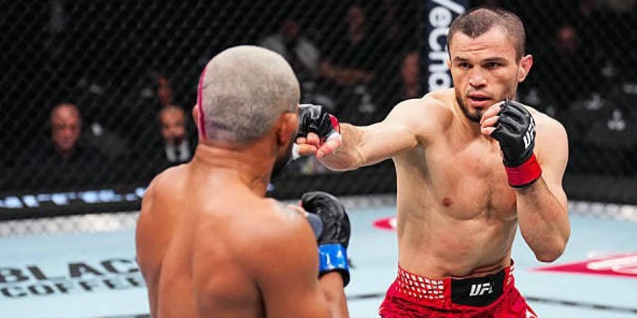 Обидчик дебютанта UFC из Казахстана уверенно выиграл бой на UFC 324