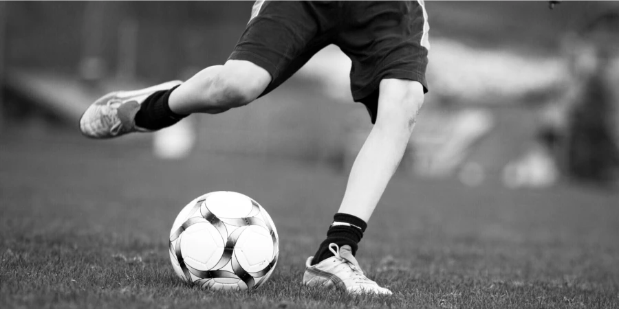 18-летний футболист скончался после потери сознания во время матча