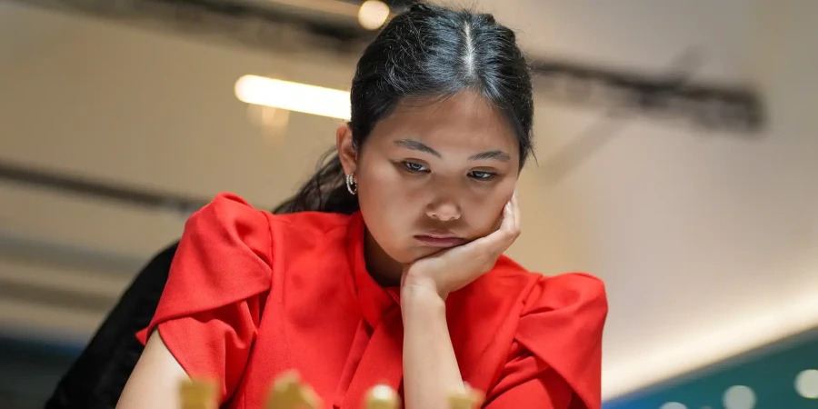 Асаубаева потеряла лидерство в борьбе за матч с чемпионкой Мира