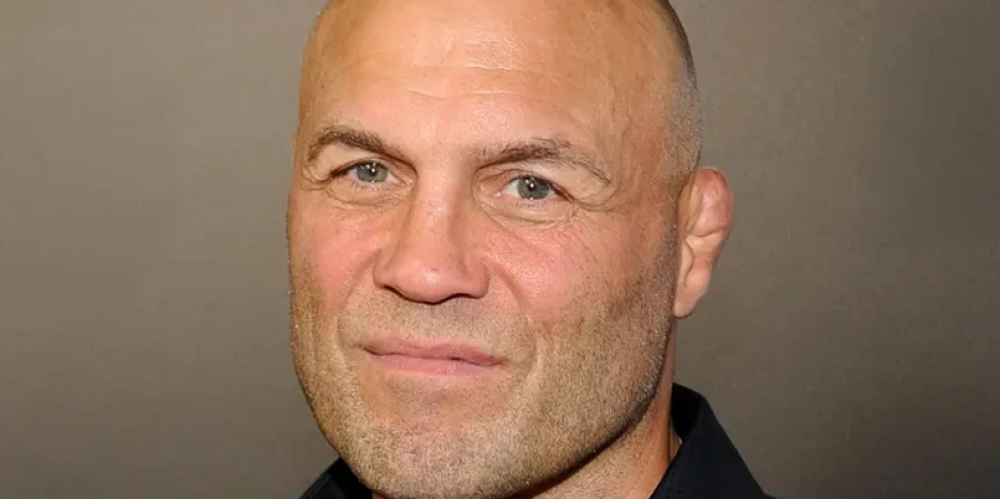 Легенда UFC чудом выжил после ужасающей аварии на трассе и уже вернулся домой