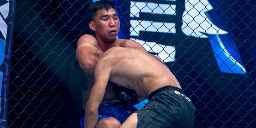 18 жастағы қазақстандық жауынгер өзінен үлкен қарсыласты жеңді