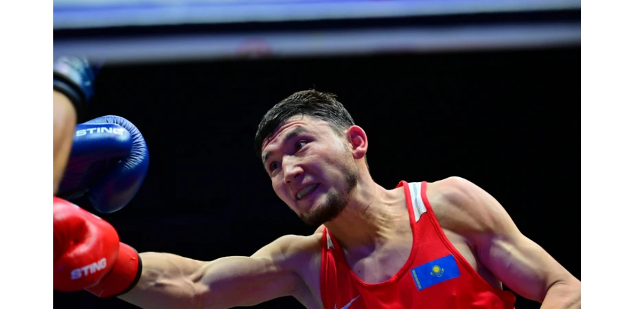 Казахстанец с разгромом стартовал на чемпионате мира по боксу