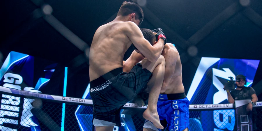 Казахстанец одним ударом отправил в нокаут узбекского бойца