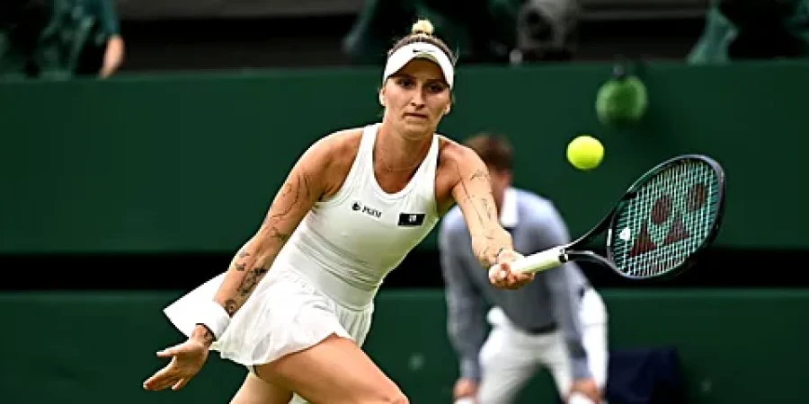 Чемпионка Уимблдона, Маркета Вондроушова, потрепав нервы, прошла сеянную в первом круге турнира