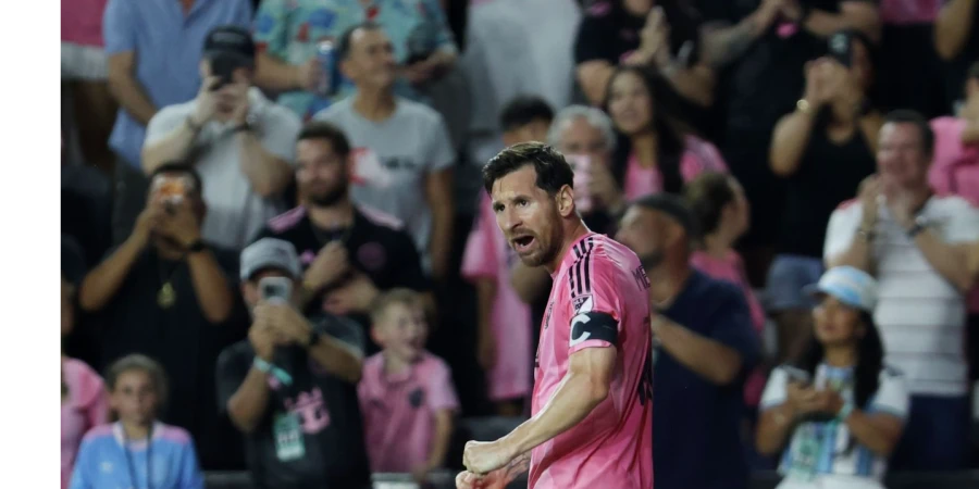 Футбольная звезда продает личное время за баснословные деньги