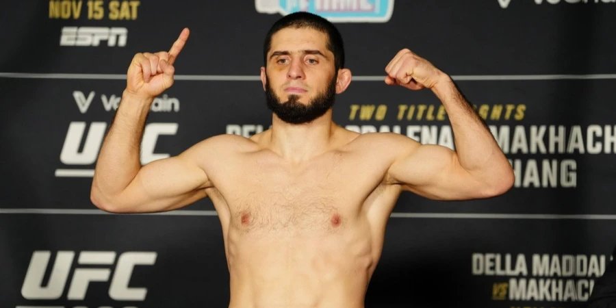 Ислам Махачев UFC-дің басты жекпе-жегінде жеңіске жетті