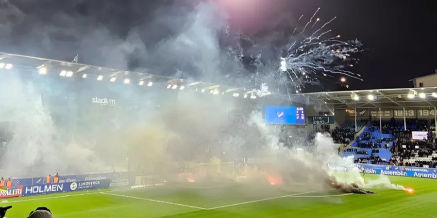 Швецияда жанкүйерлер алаң мен қақпа торын өртеп жіберді