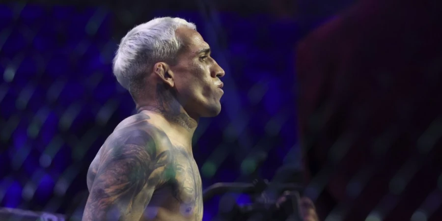 Экс-чемпион UFC, Оливейра, признал, что "тупость" не позволила ему победить в титульном бою