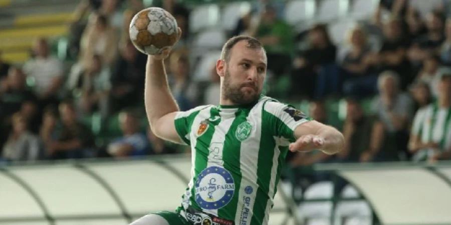 Именитый гандболист напал на тренера команды соперников