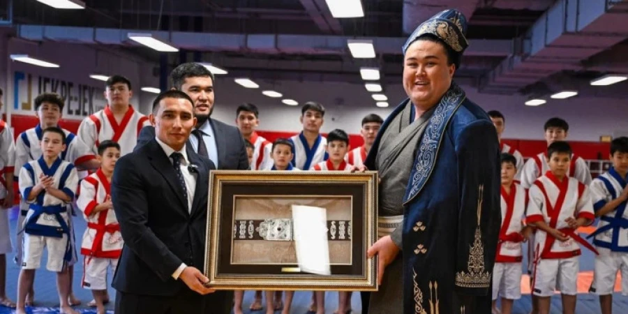 Қазақстандық сумошы жас балуандармен кездесті