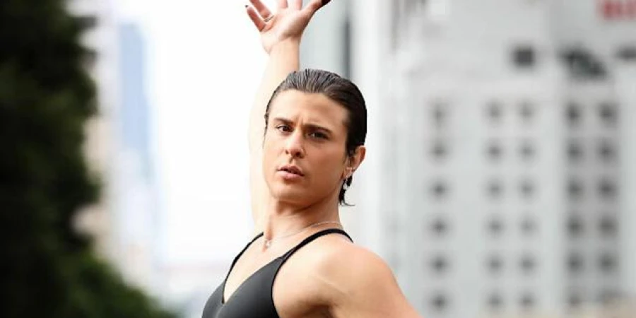 Певицу выгнали из фитнес-центра после конфликта с оголявшим в женской раздевалке мужские генеталии трансгендером