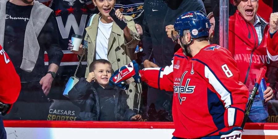 7-летний сын Овечкина сыграл в хоккей на глазах у отца. ВИДЕО