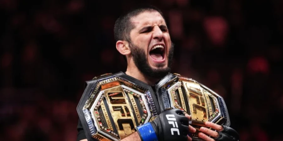 Ислам Махачев чемпиондық белбеулерін көрсетті. Фото