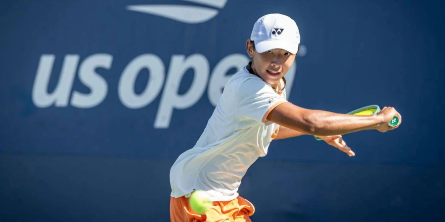 17-летний вундеркинд из Казахстана уверенно вышел в четвертьфинал Australian Open-2026