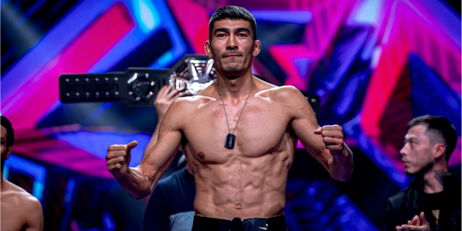 Чемпионский бой в наилегчайшем весе и жаркие битвы файтеров из Казахстана и Узбекистана