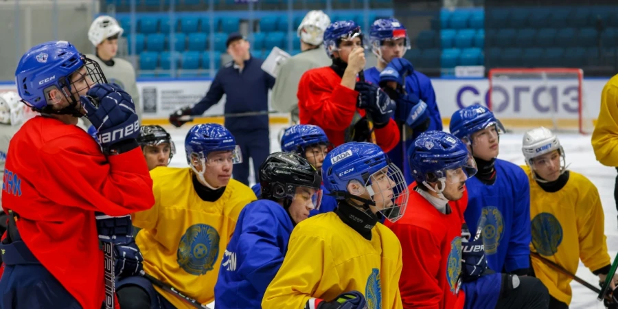 Казахстанские хоккеисты сразятся за выход в класс-сильнейших