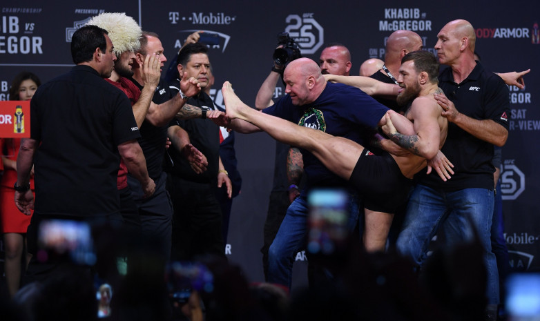 Видео. Макгрегор ударил Хабиба на финальном взвешивании