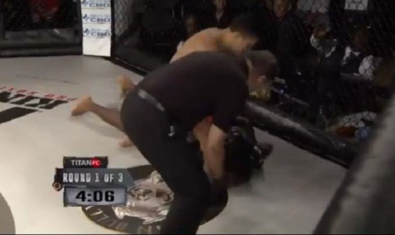 ВИДЕО. На турнире TITAN FC 56 боец трижды сдался, но рефери не остановил бой