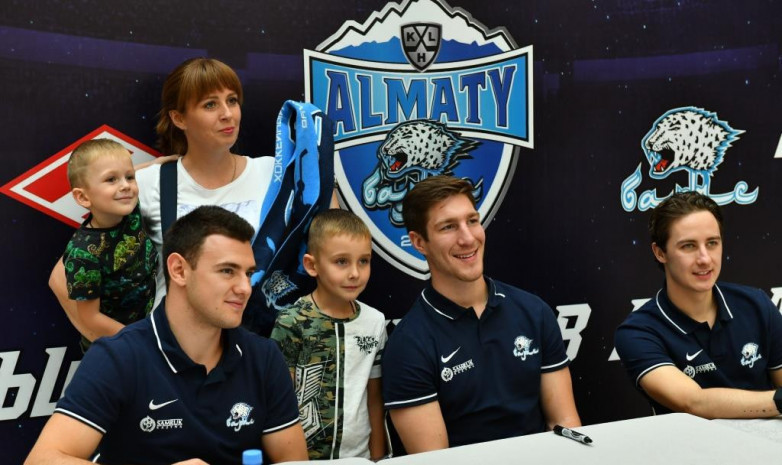«Барыс» Алматыда автограф-сессия мен ашық жаттығу өткізді