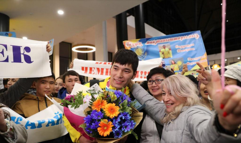 Жасөспірімдер Олимпиадасында топ жарған жерлестер елге оралды