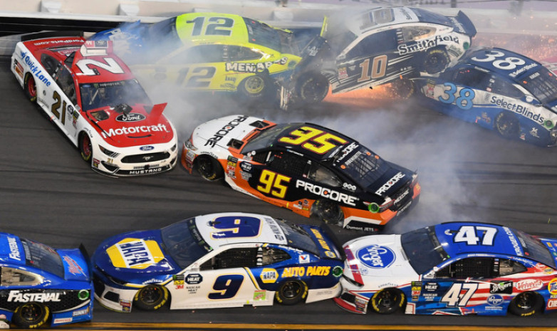 ВИДЕО. Monster Energy NASCAR Cup турнирінде жаппай жол апаты болды