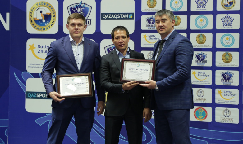 Азамат Мұқанов пен Максим Раковқа құрмет грамотасы табысталды