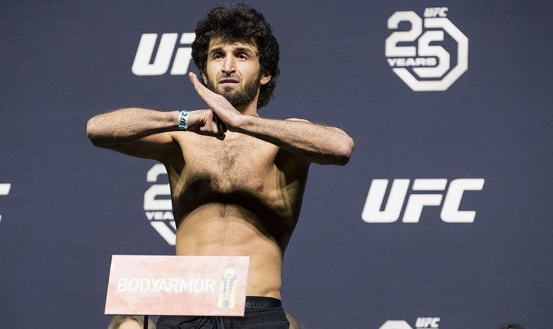 Звездный боец UFC встретил гостей из Казахстана