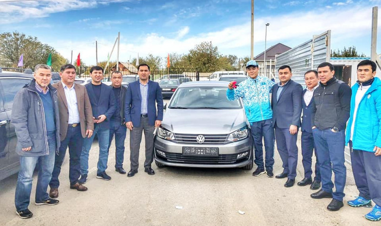 Дидар Хамзаға аға буын балуандар автокөлік сыйлады