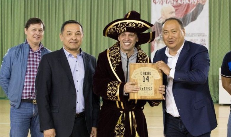 «Ақтөбемен» ойын алдында Какауға құрмет көрсетілді