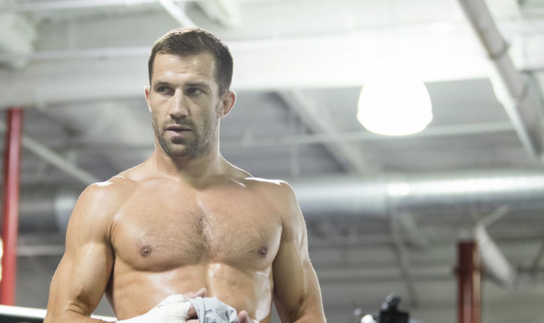 Бұрынғы UFC чемпионы бұқамен алысты