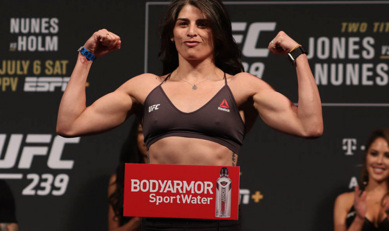 UFC файтері Джулия Авила ауруханаларға 1000-нан астам бетперде тігіп берді