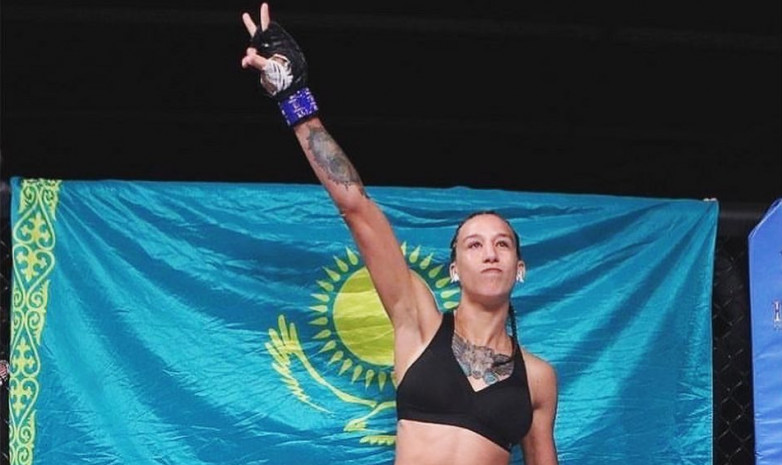 Мария Агапова нарисовала картину для чемпионки UFC