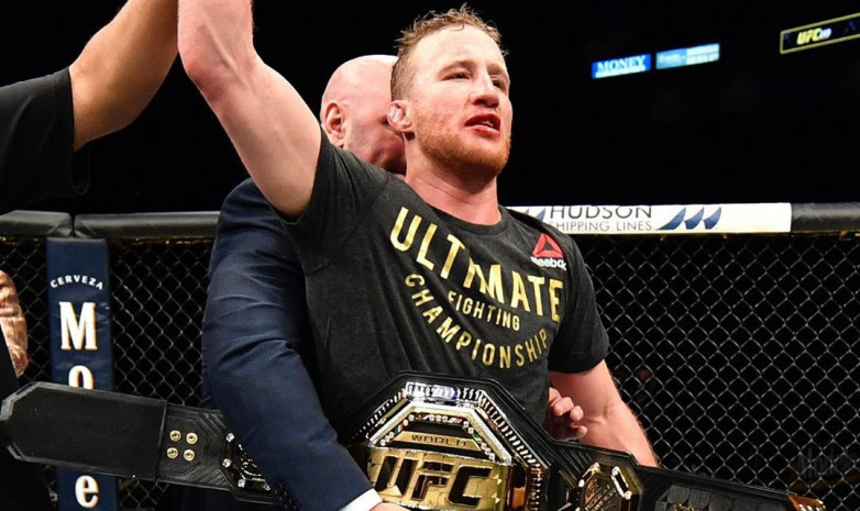 Джастин Гэтжи UFC уақытша белбеуін лақтырып жіберді