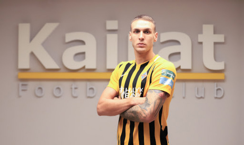 «Қайрат» ойыншысы үйсіз қалған екі әйелге көмектесті