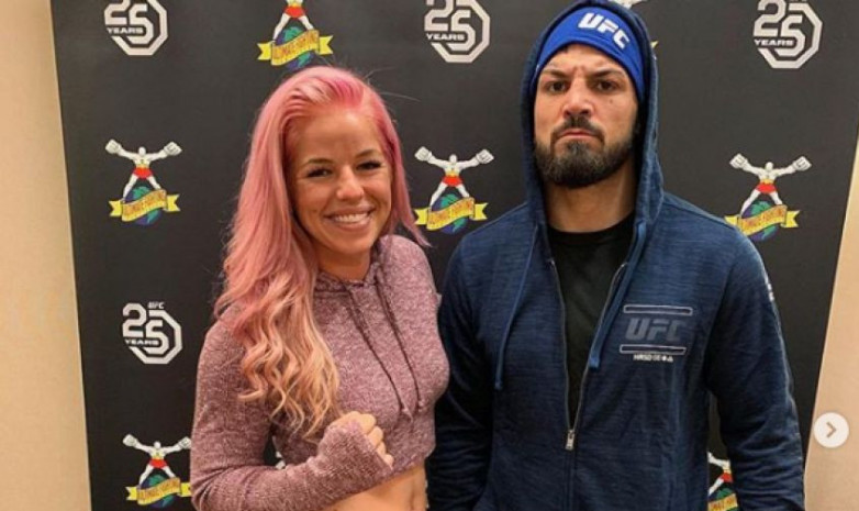 «Хочу, чтобы она поцеловала меня». Бойца UFC вместо тренера в углу будет поддерживать девушка