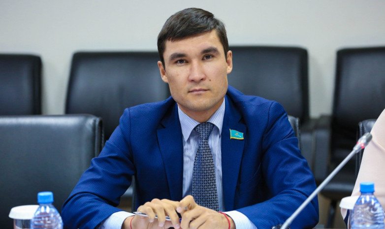 Серик Сапиев ушел в декрет