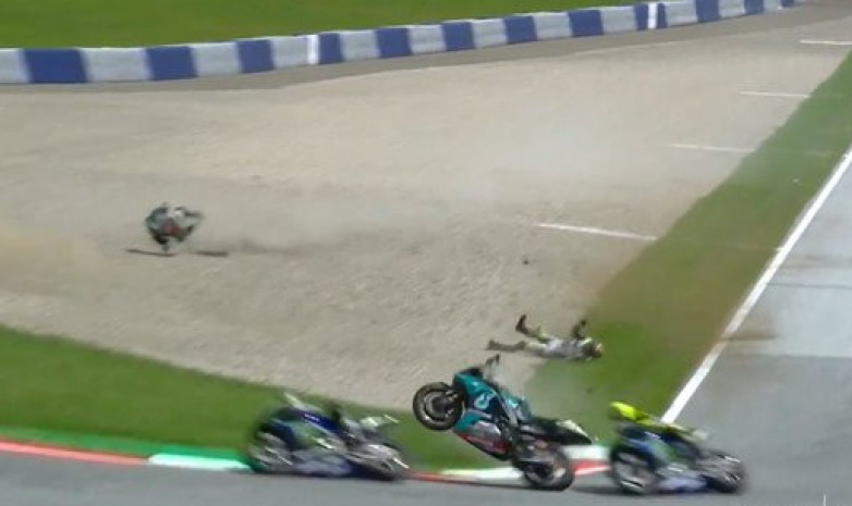 ВИДЕО. На Гран-при MotoGP в Австрии произошла жуткая авария. Но все пилоты остались живы